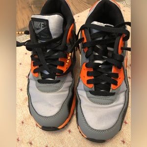 Nike air max in good overall condition. Scuff marks shown.